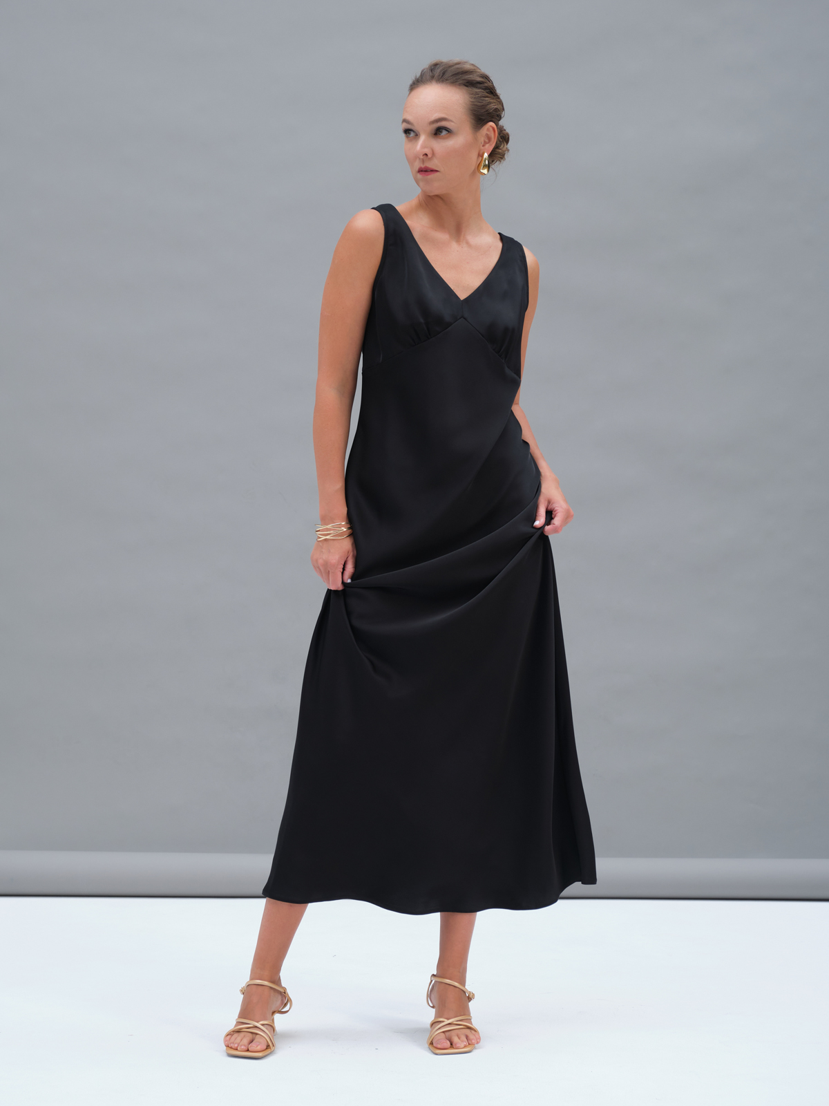 Черное атласное платье Hecate