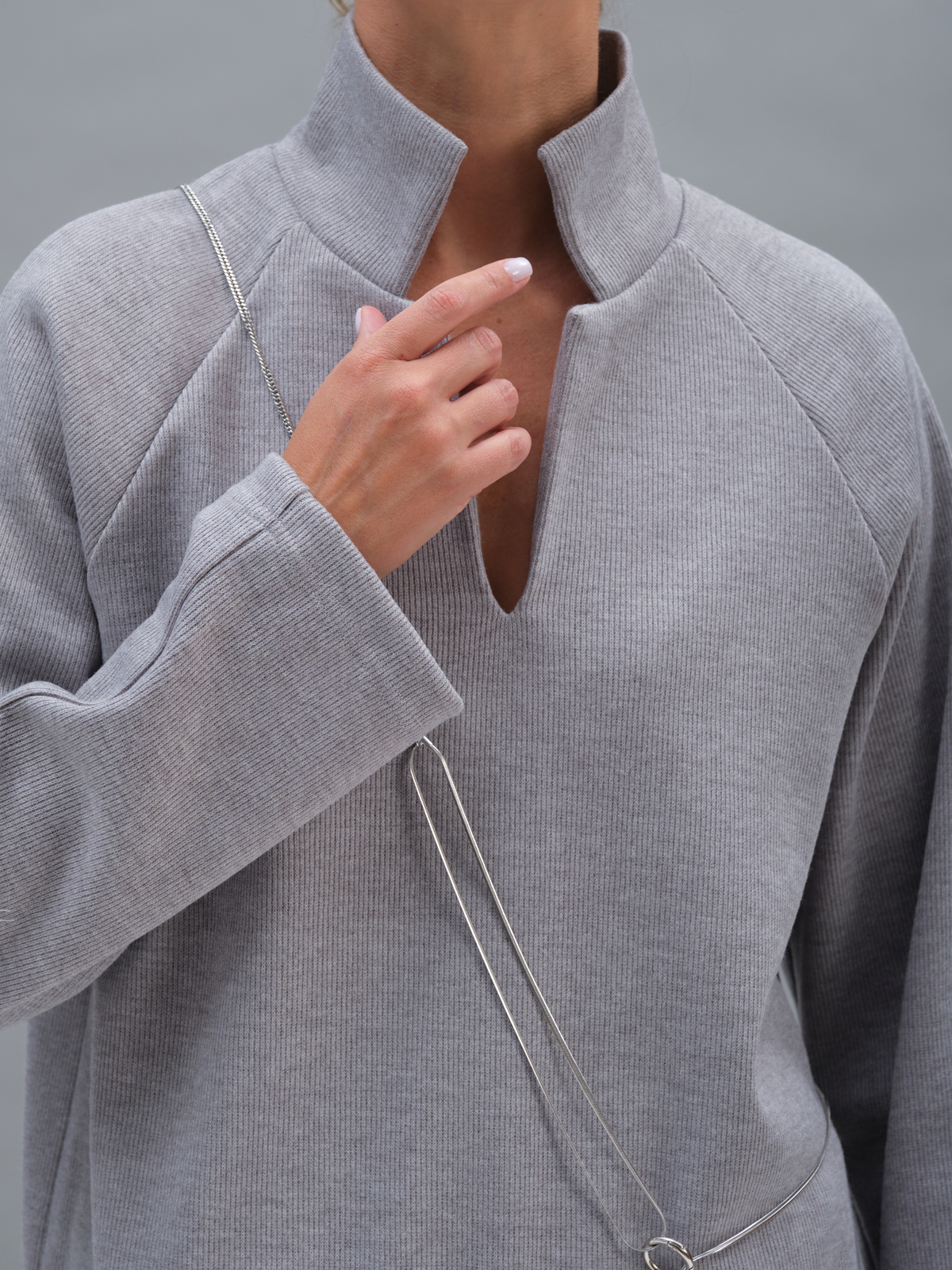 Серый трикотажный лонгслив-поло