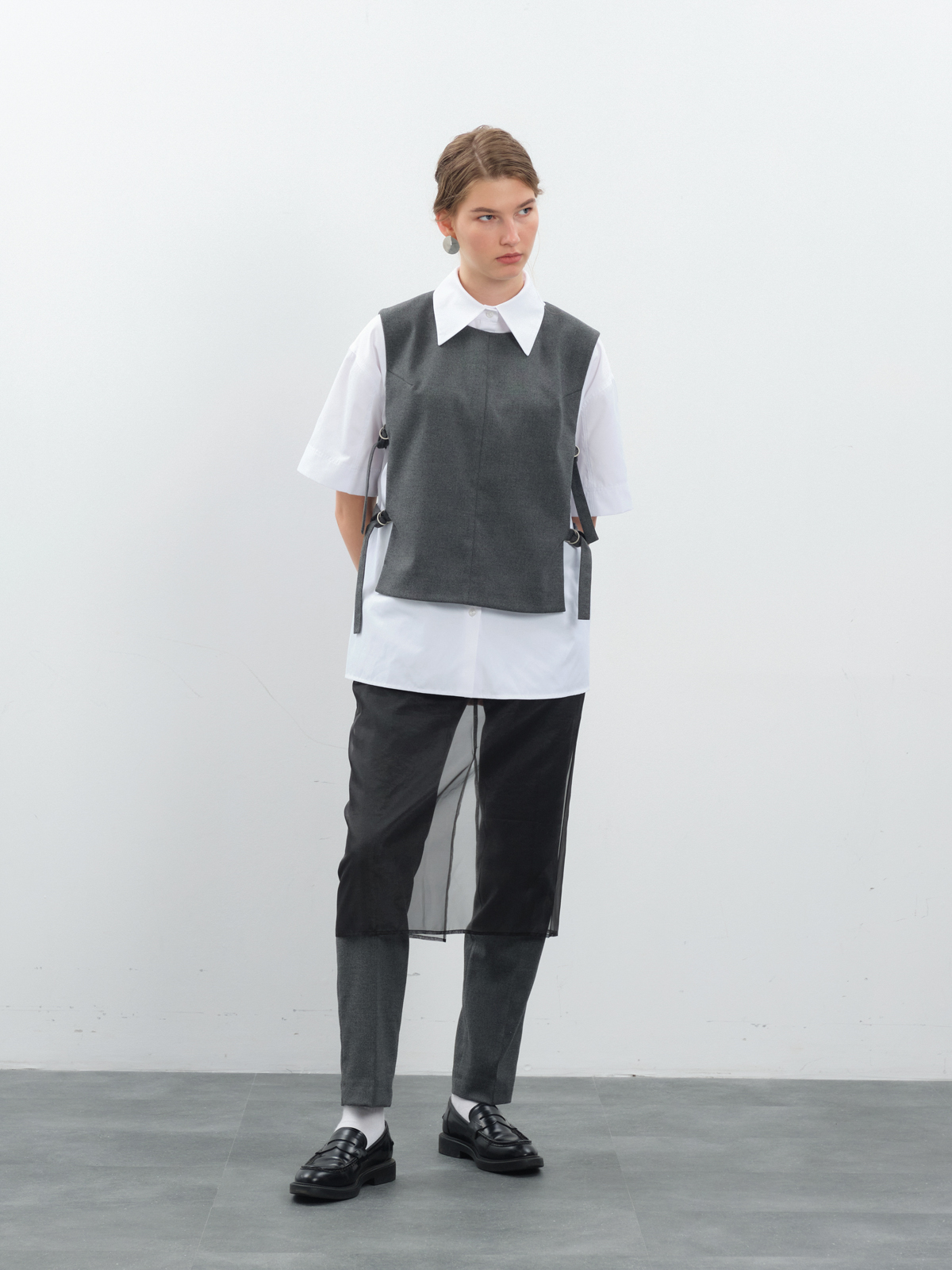 Серые зауженные брюки