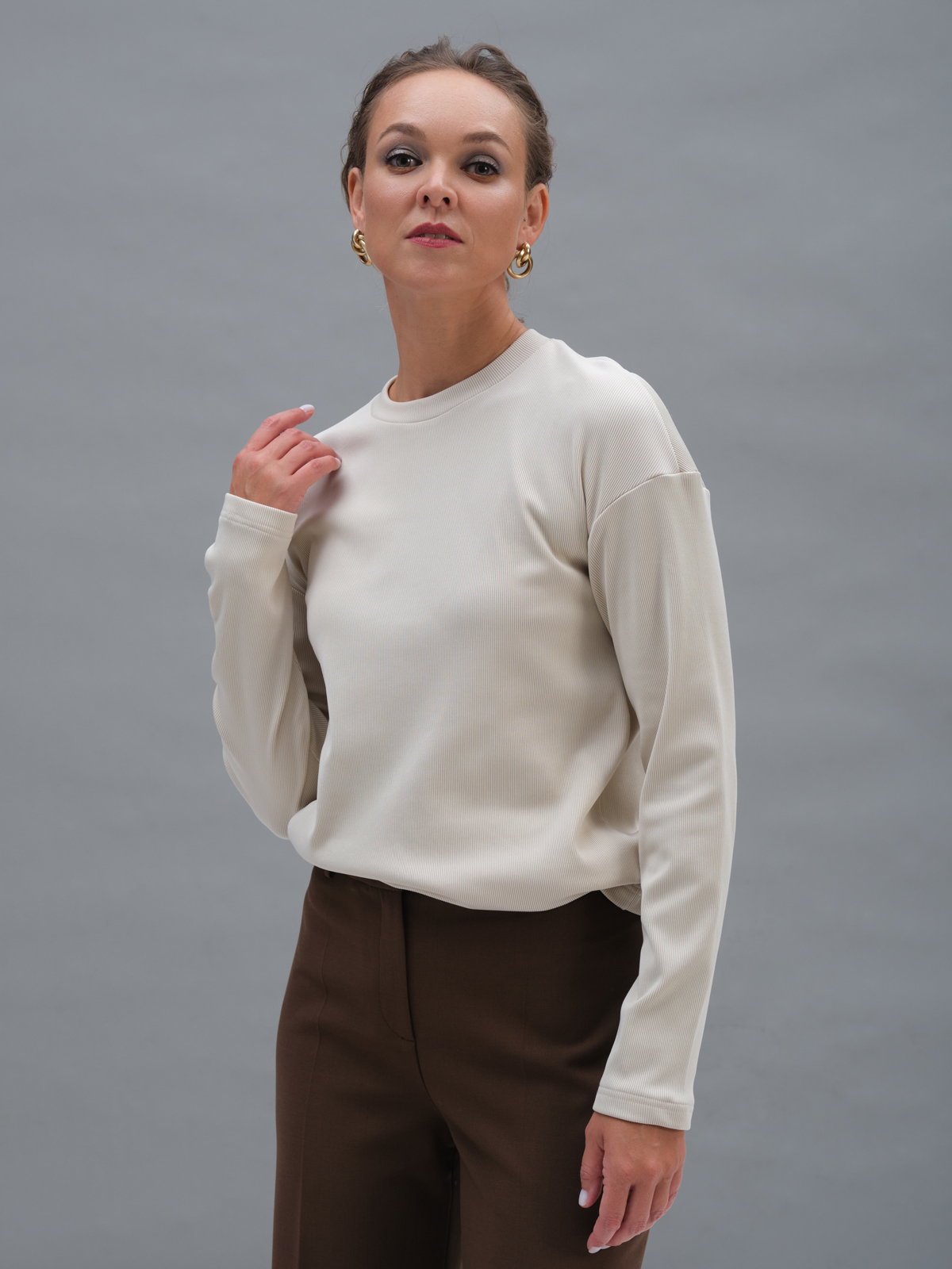 Бежевый утепленный лонгслив в рубчик