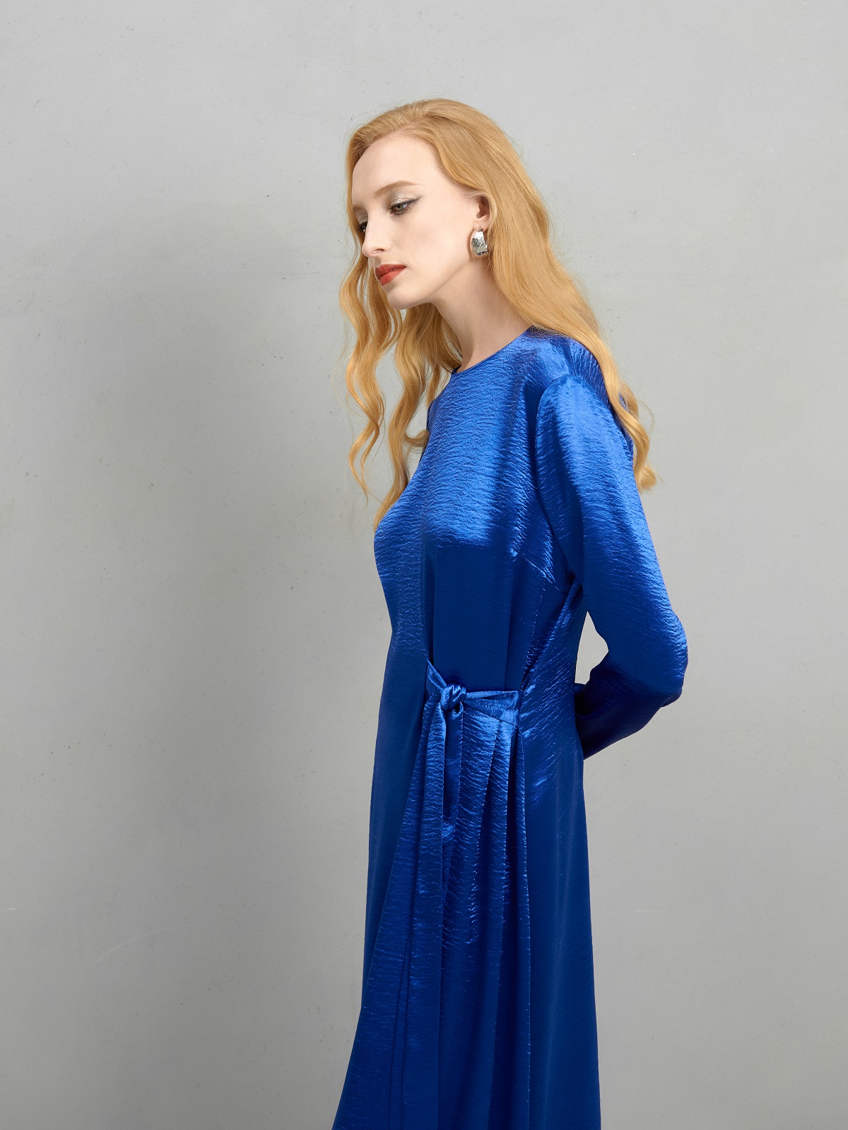 Синее платье с поясом