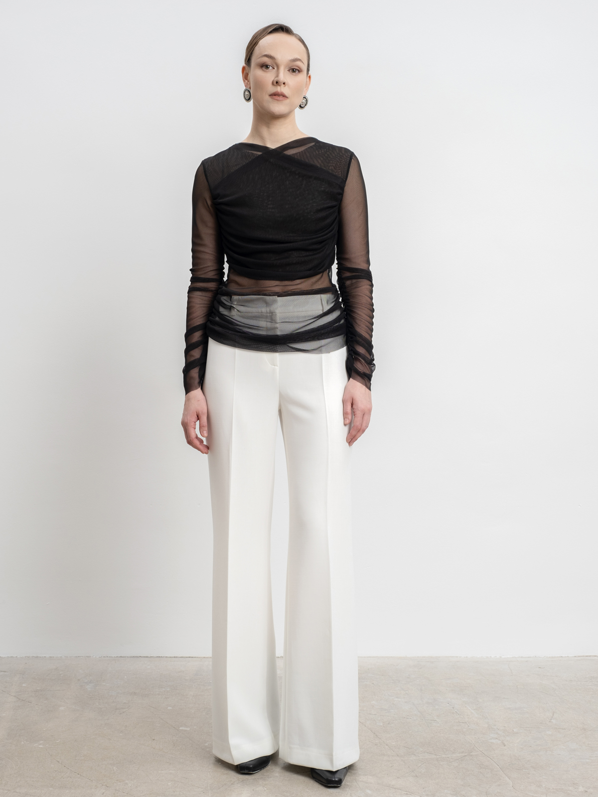 Молочные расклешенные брюки