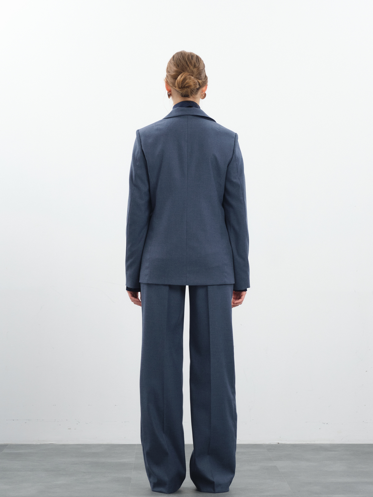 Прямые брюки в синем оттенке