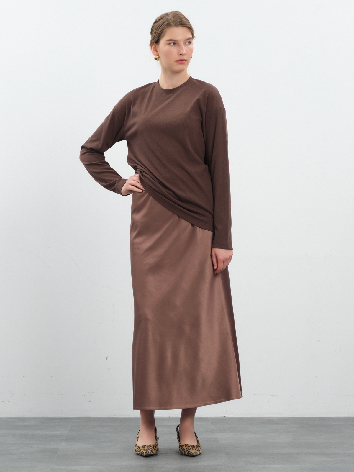 Шоколадный утепленный лонгслив в рубчик