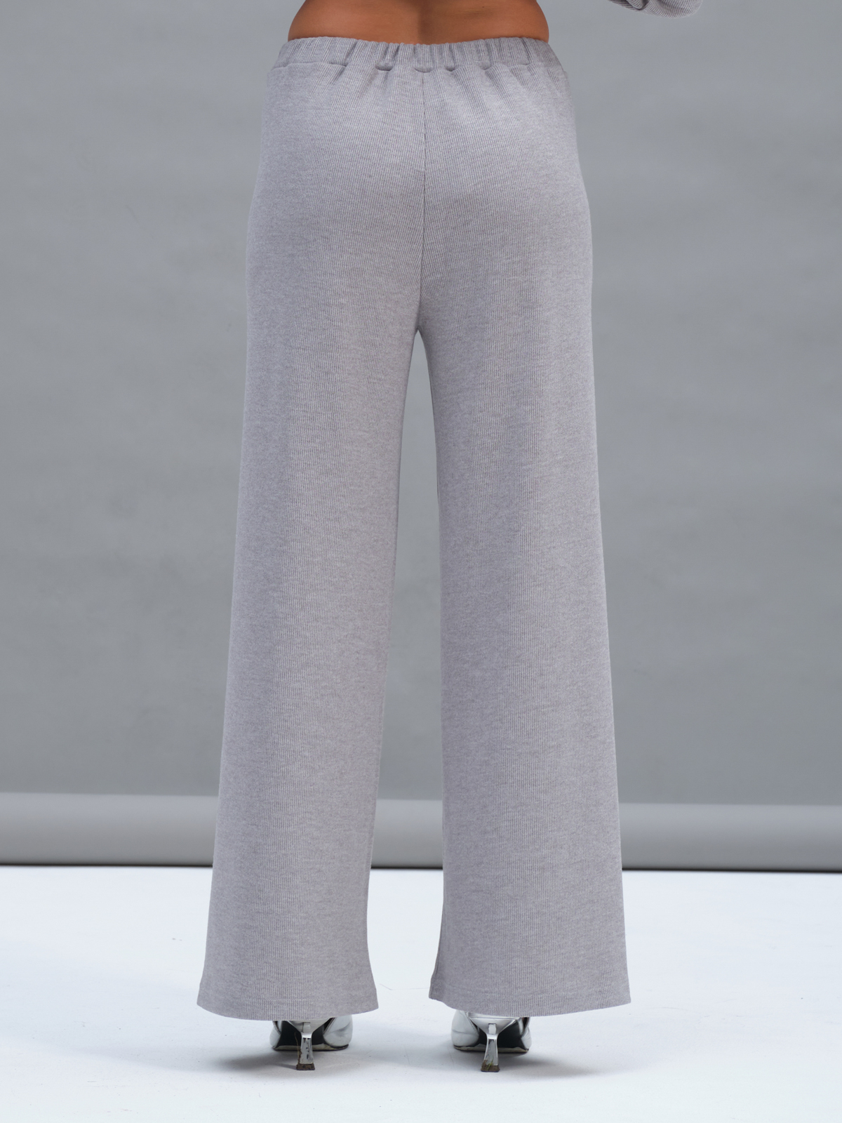 Серые трикотажные брюки