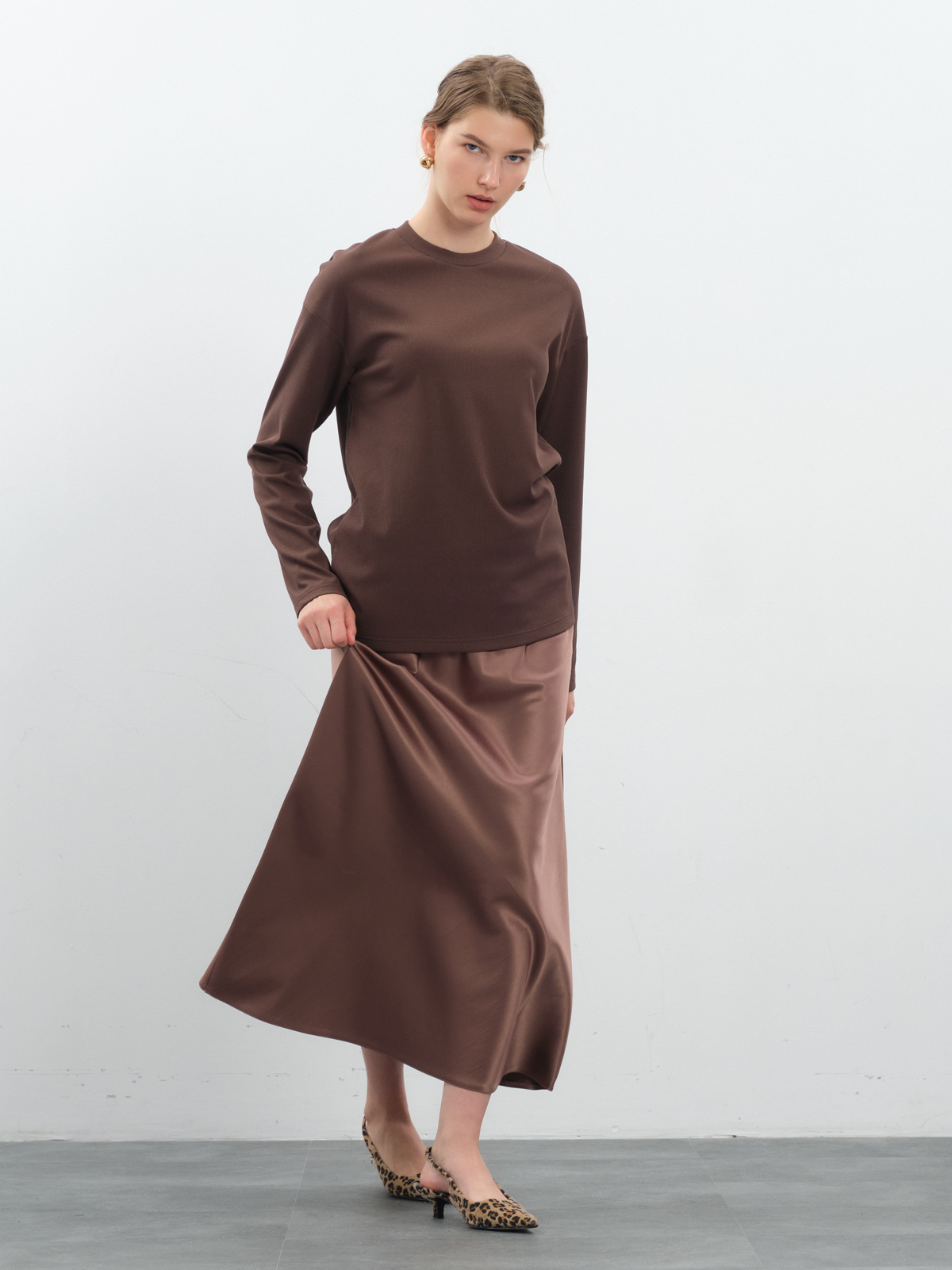 Шоколадный утепленный лонгслив в рубчик