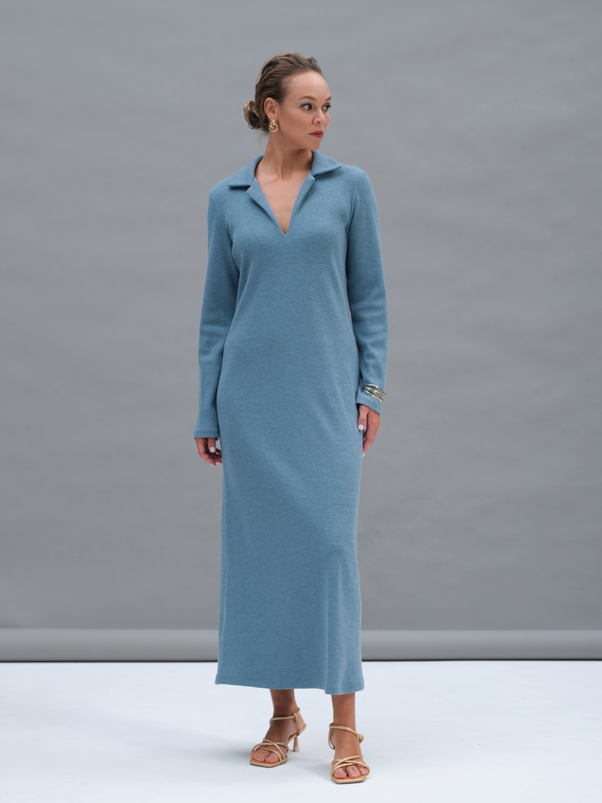 Голубое трикотажное платье