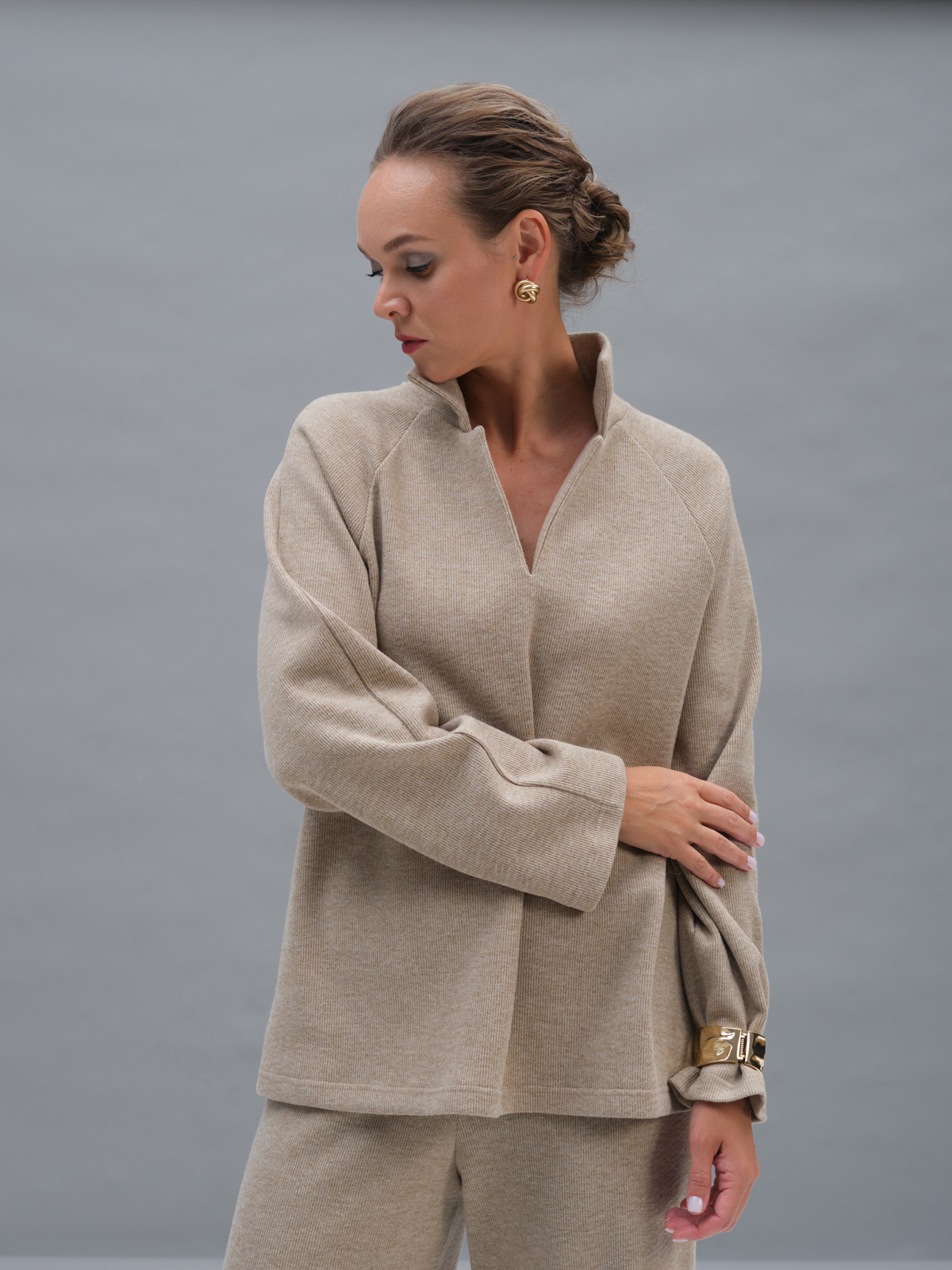 Бежевый трикотажный лонгслив-поло