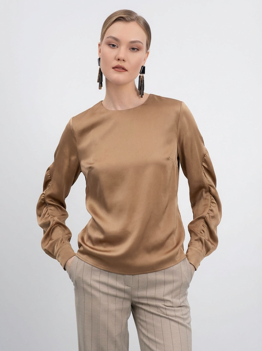 Бежевая блуза со сборкой