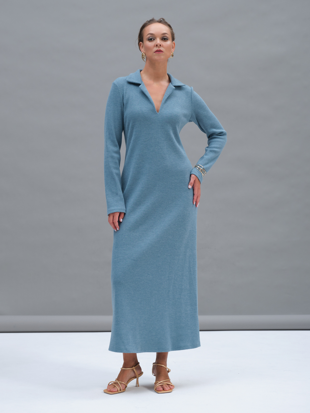 Голубое трикотажное платье