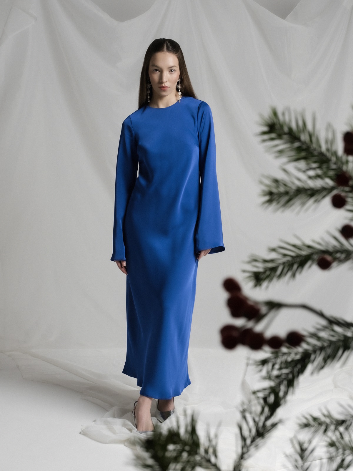 Синее сатиновое платье