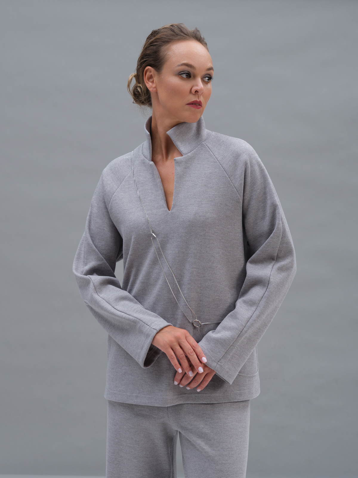 Серый трикотажный лонгслив-поло