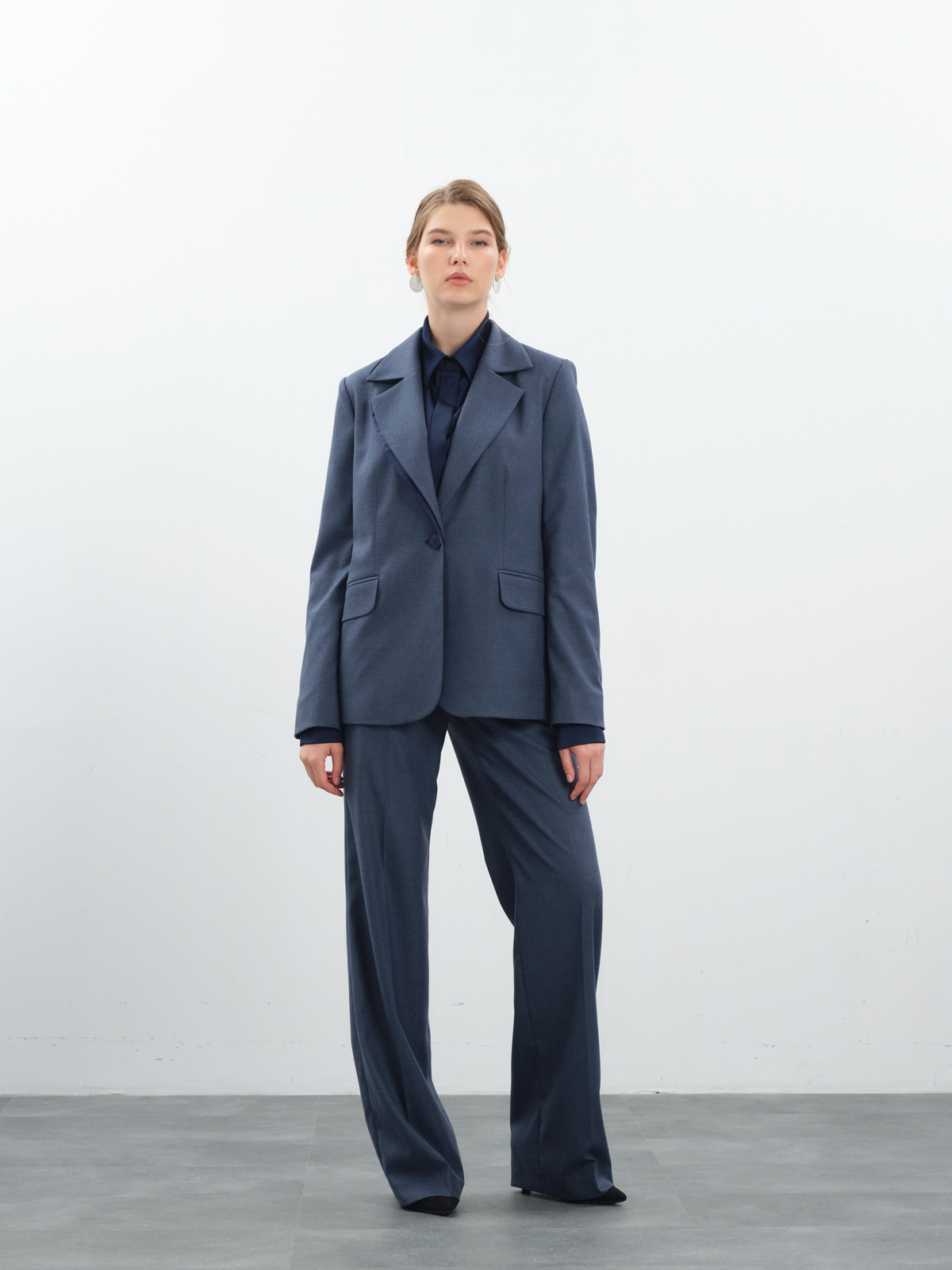 Синий жакет с шелковой отделкой