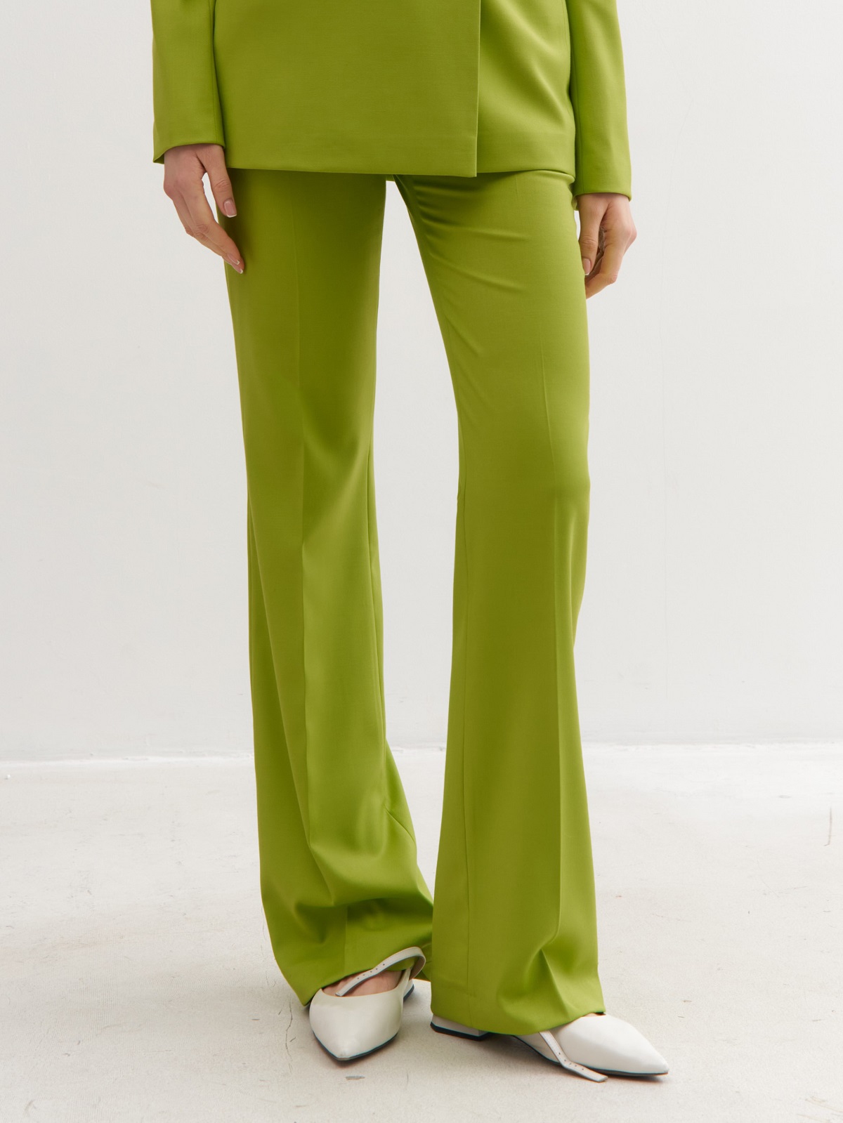 Зеленые брюки клеш