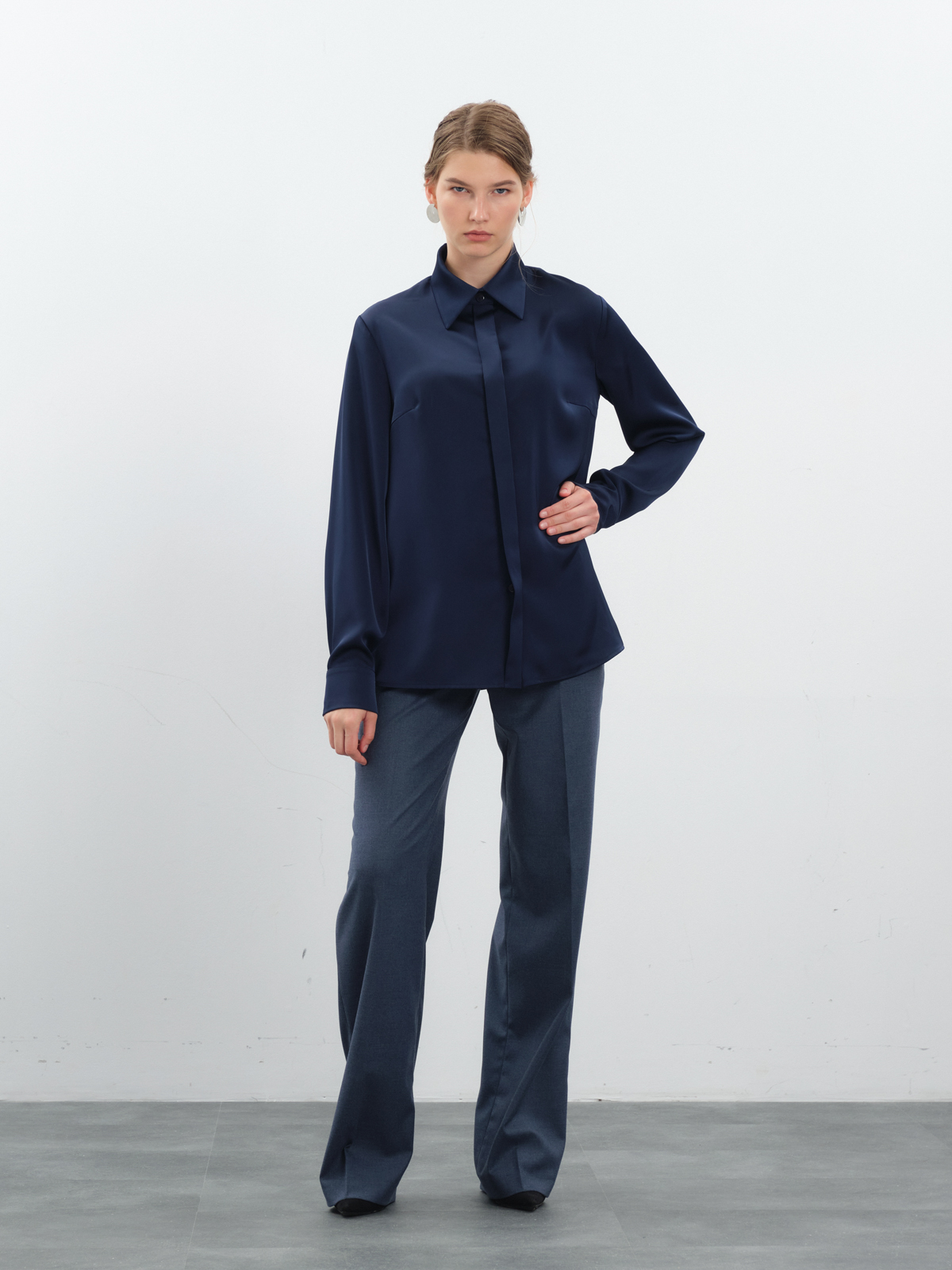 Прямые брюки в синем оттенке