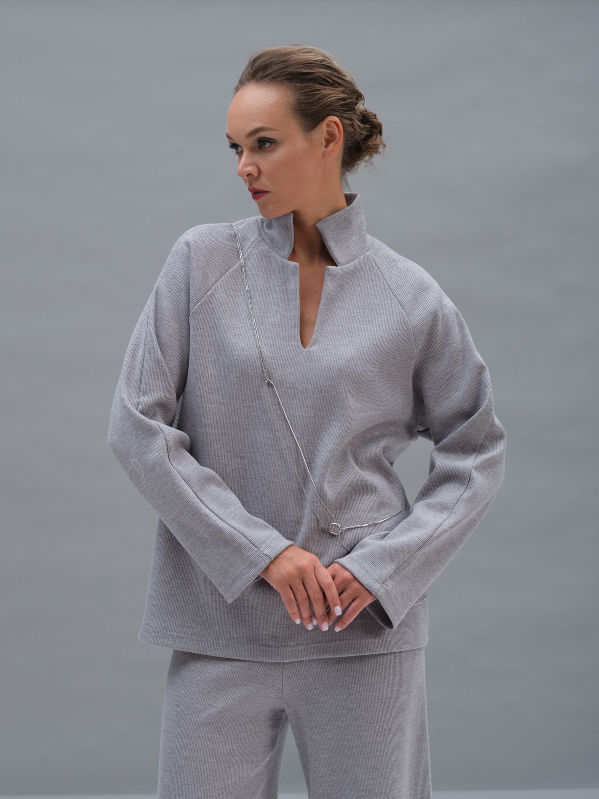 Серый трикотажный лонгслив-поло