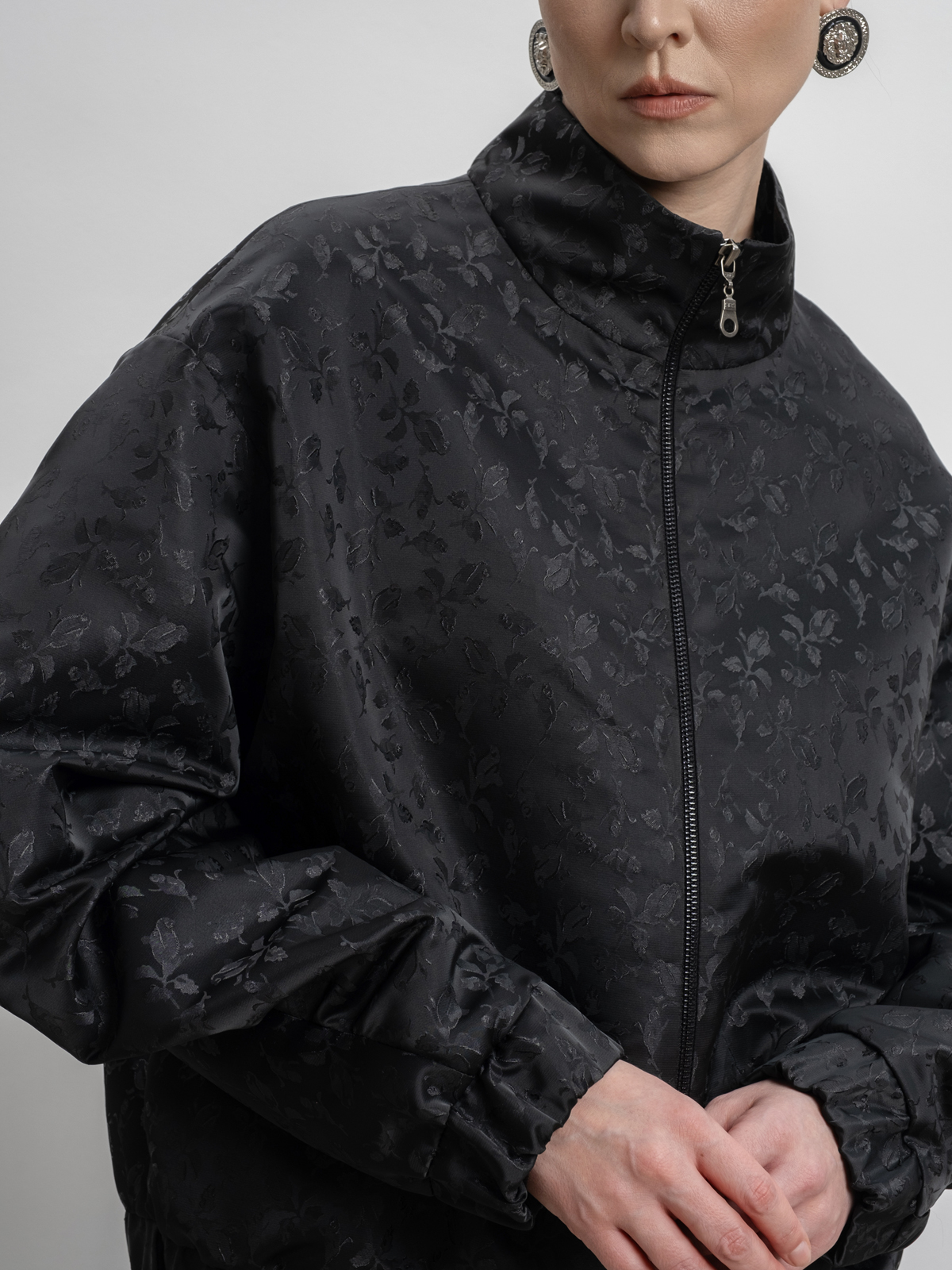 Бомбер с драпированным рукавом