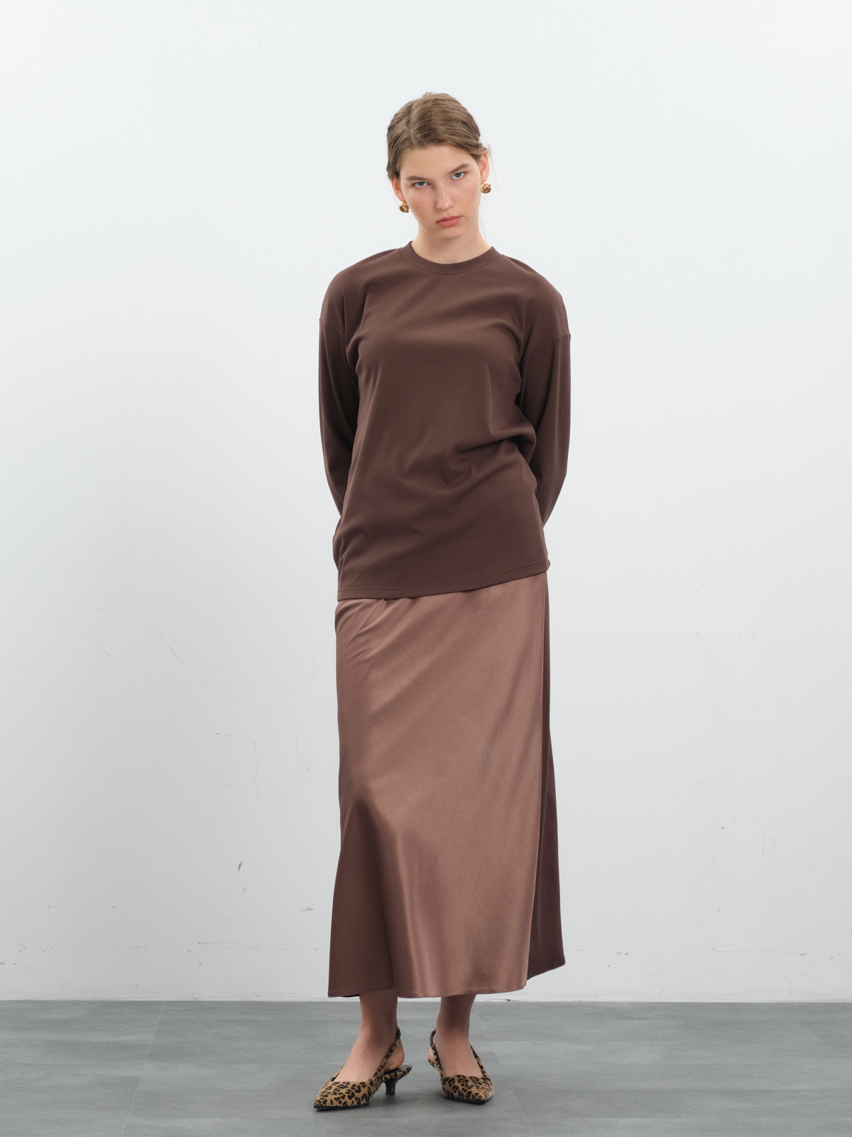 Атласная юбка в оттенке мокко