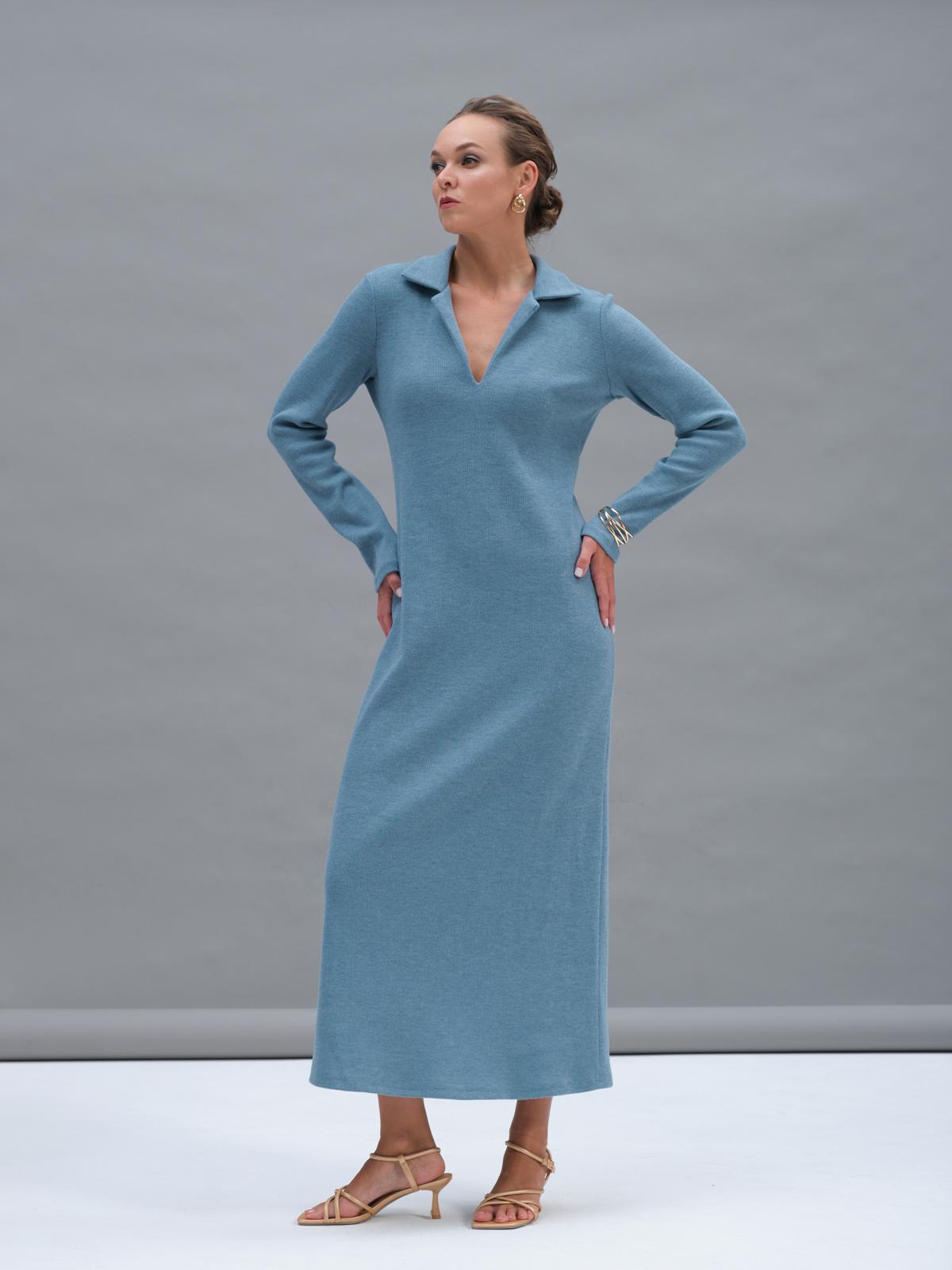 Голубое трикотажное платье