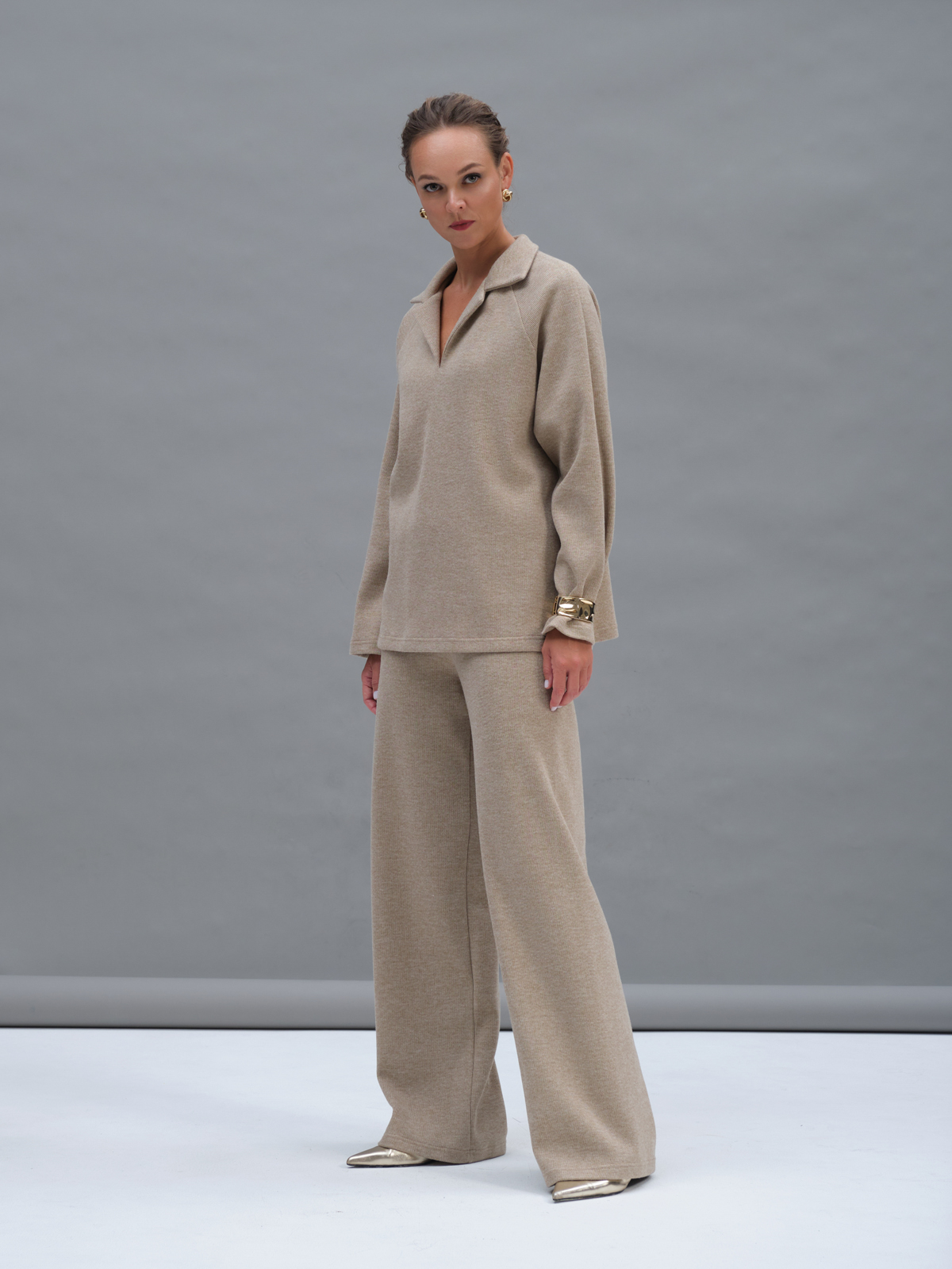 Бежевые трикотажные брюки