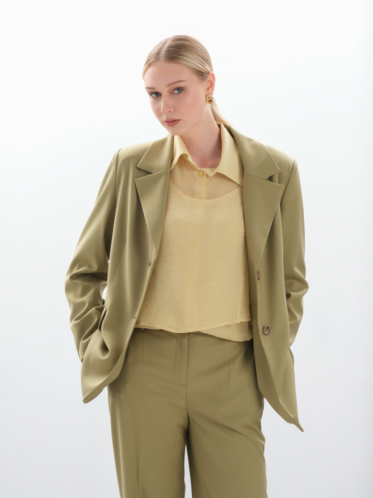женский пиджак оверсайз, удлиненный женский жакет, купить женский пиджак, модный женский пиджак, пиджак в стиле кэжуал, офисный женский пиджак, пиджак оверсайз хаки, женский пиджак прямого кроя, оливковый жакет женский, пиджак в мужском стиле женский, удлиненный однобортный жакет, зеленый пиджак женский, деловой пиджак женский, купить пиджак оверсайз женский оливковый, с чем носить пиджак оверсайз зеленый, свободный жакет женский, пиджак под джинсы женский, женский костюмный пиджак, блейзер женский удлиненный, фисташковый пиджак женский, пиджак как у хейли бибер