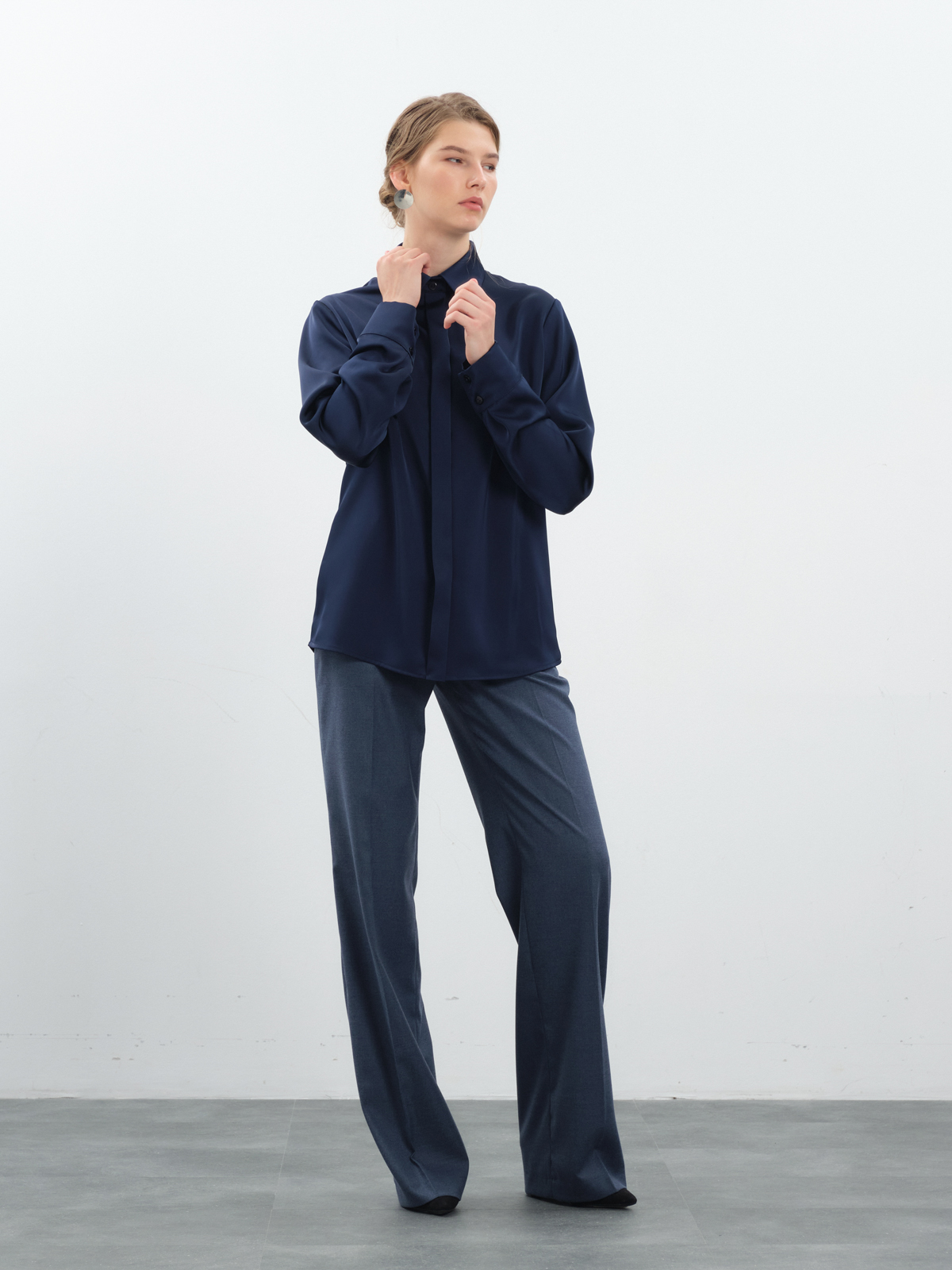 Прямые брюки в синем оттенке