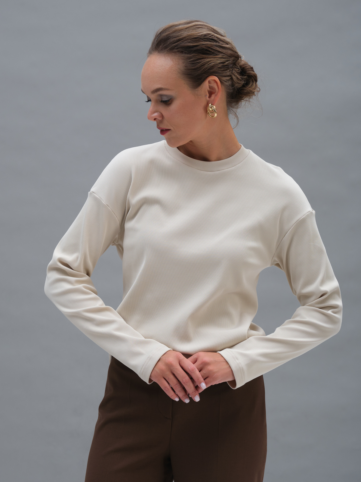 Бежевый утепленный лонгслив в рубчик