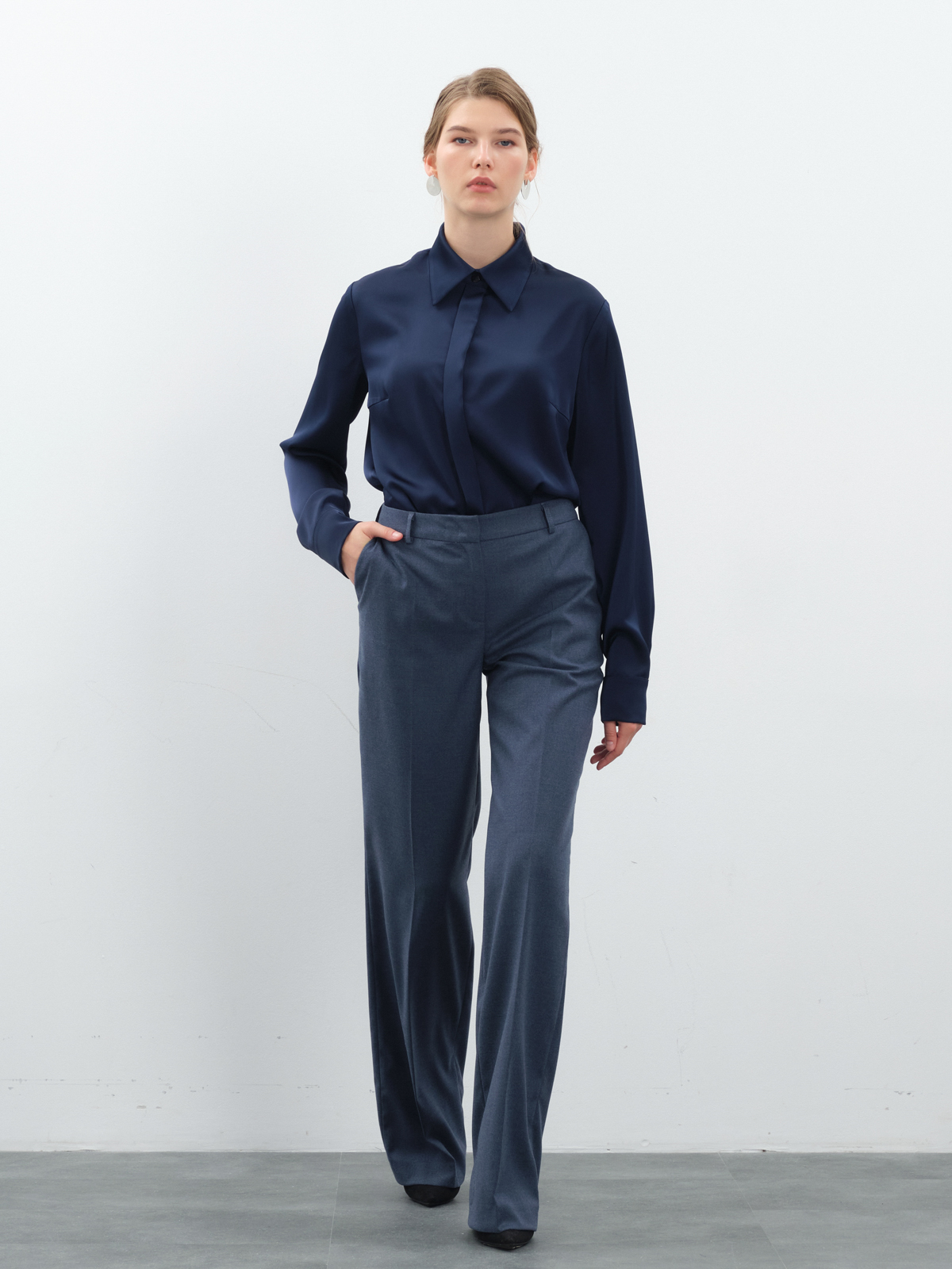 Прямые брюки в синем оттенке