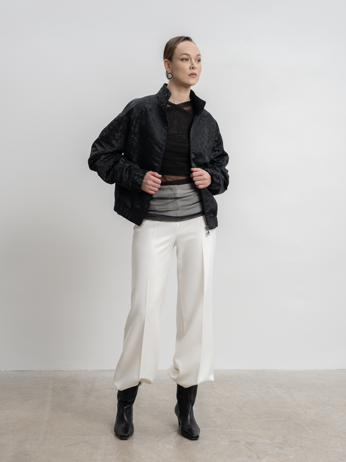 Молочные расклешенные брюки