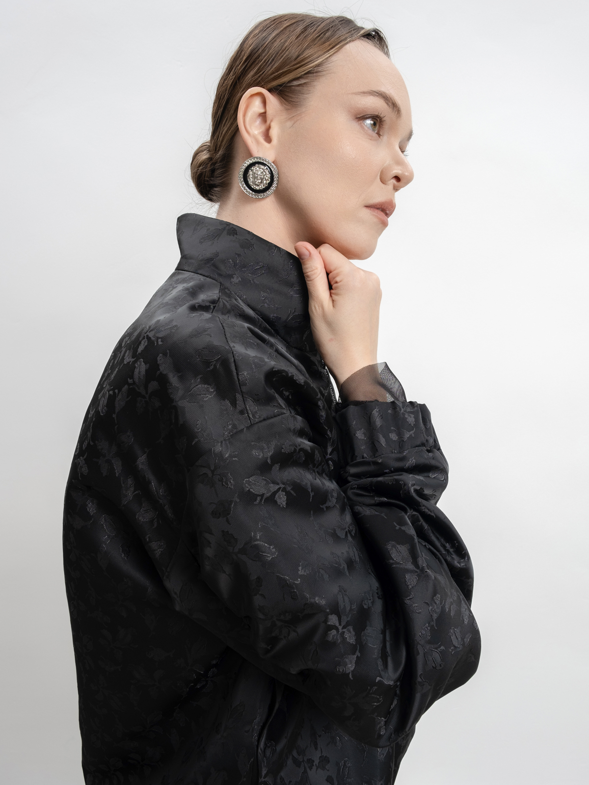 Бомбер с драпированным рукавом