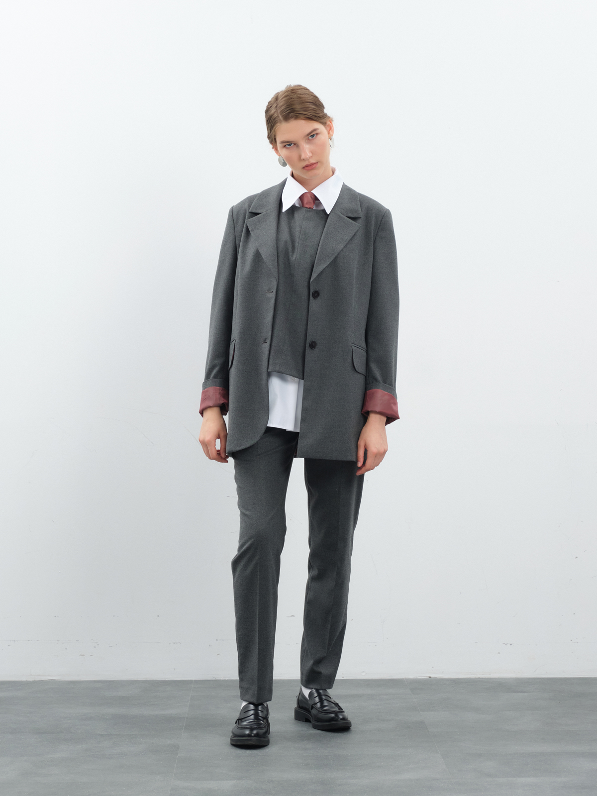 Серые зауженные брюки