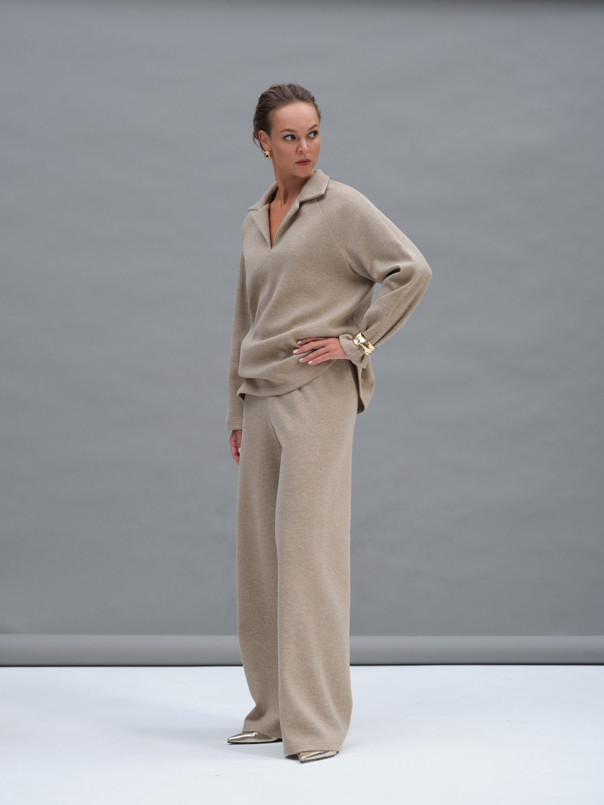 Бежевые трикотажные брюки