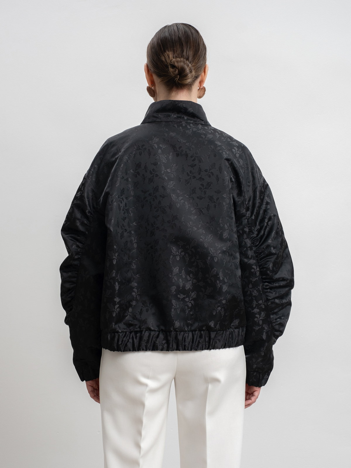 Бомбер с драпированным рукавом