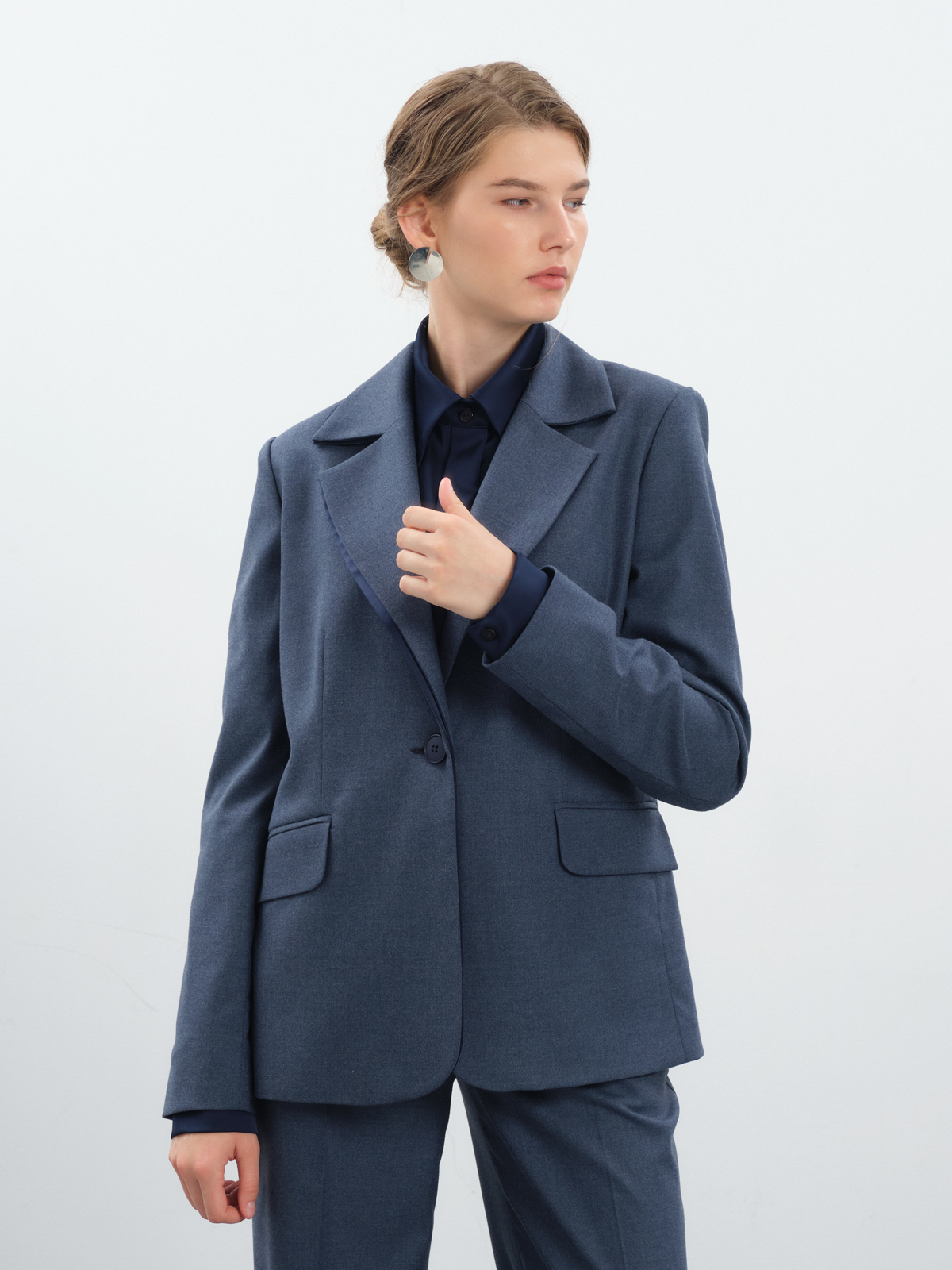 Синий жакет с шелковой отделкой