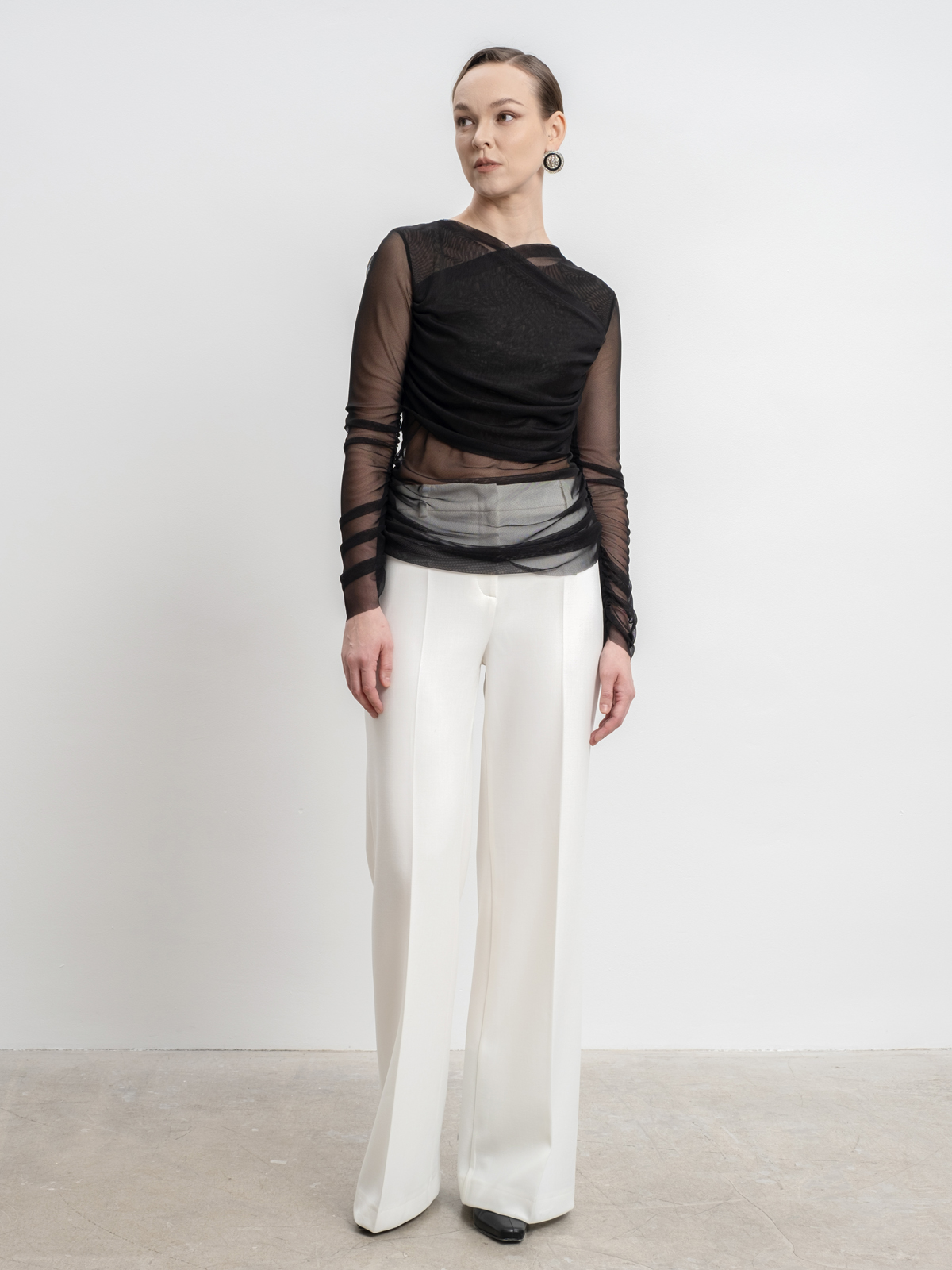 Молочные расклешенные брюки