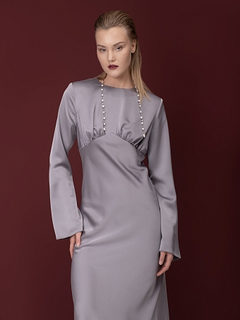 Серое сатиновое платье со сборкой