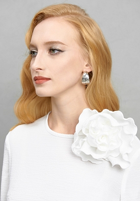 Белая блуза с цветком