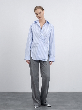 Серые прямые брюки в полоску