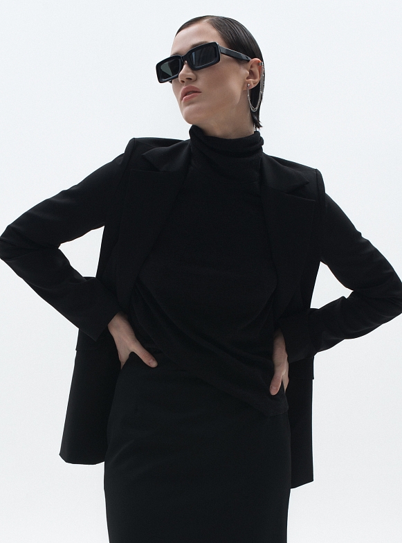 TOTAL BLACK